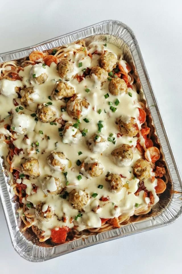 Baked pasta in the tray